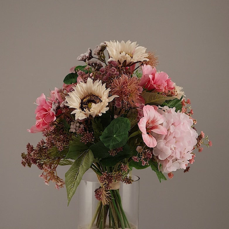 Künstlicher Blumenstrauß Smoky Pink von Lumisa’s Choice in Rosé- und Cremetönen, 360-Grad-Ansicht mit Drehung.
