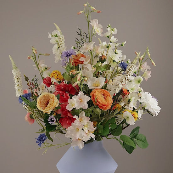 Künstlicher Blumenstrauß Flower Cloud von Lumisa’s Choice in bunten Farben in einer stilvollen blauen Vase, 360-Grad-Ansicht mit Drehung.