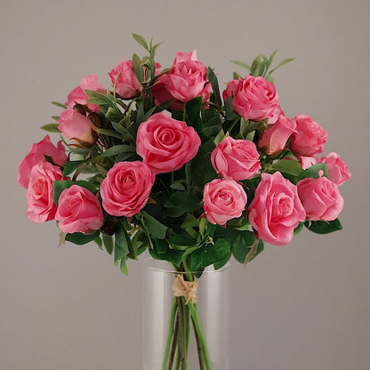 Künstlicher Blumenstrauß Rose Mono Bouquet Pink von Lumisa’s Choice mit pinkfarbenen Blüten und Olivenzweigen, 360-Grad-Ansicht mit Drehung.