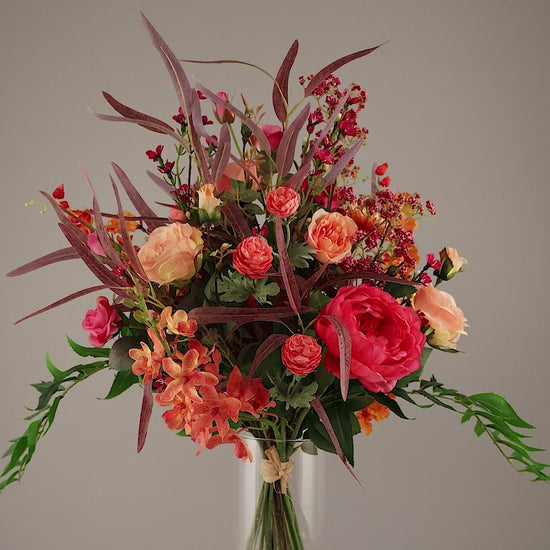 Künstlicher Blumenstrauß Flower Cocktail von Lumisa’s Choice in kräftigen Farben in Glasvase, 360-Grad-Ansicht mit Drehung.