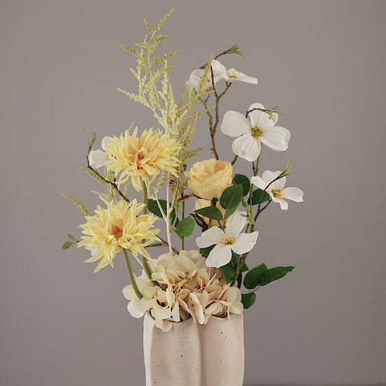 Künstlicher Blumenstrauß Buttercup von Lumisa’s Choice in Gelb und Weiß in cremefarbener Vase, 360-Grad-Ansicht mit Drehung.