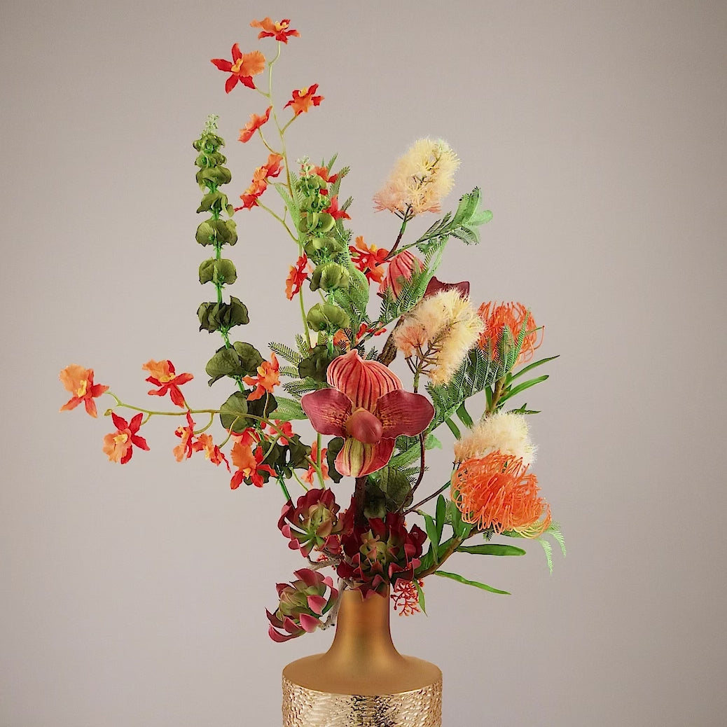 Künstlicher Blumenstrauß Spirit of Madagascar von Lumisa’s Choice in goldener Vase, 360-Grad-Ansicht mit Drehung.