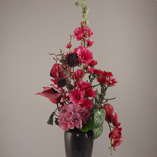 Künstlicher Blumenstrauß Pink Passion von Lumisa’s Choice in kräftigen Pinktönen in schwarzer Vase, 360-Grad-Ansicht mit Drehung.