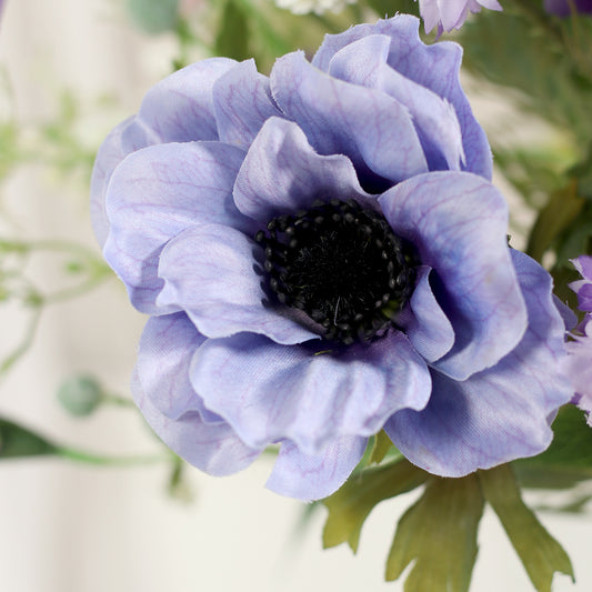 Detailbild einer blauen Blüte vom künstlichen Blumenstrauß Purple Sky von Lumisa’s Choice in Violett- und Weißtönen als elegante Dekoration.