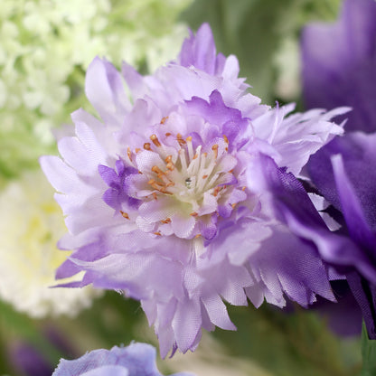 Detailbild einer lilanen Blüte vom künstlichen Blumenstrauß Purple Sky von Lumisa’s Choice in Violett- und Weißtönen als elegante Dekoration.