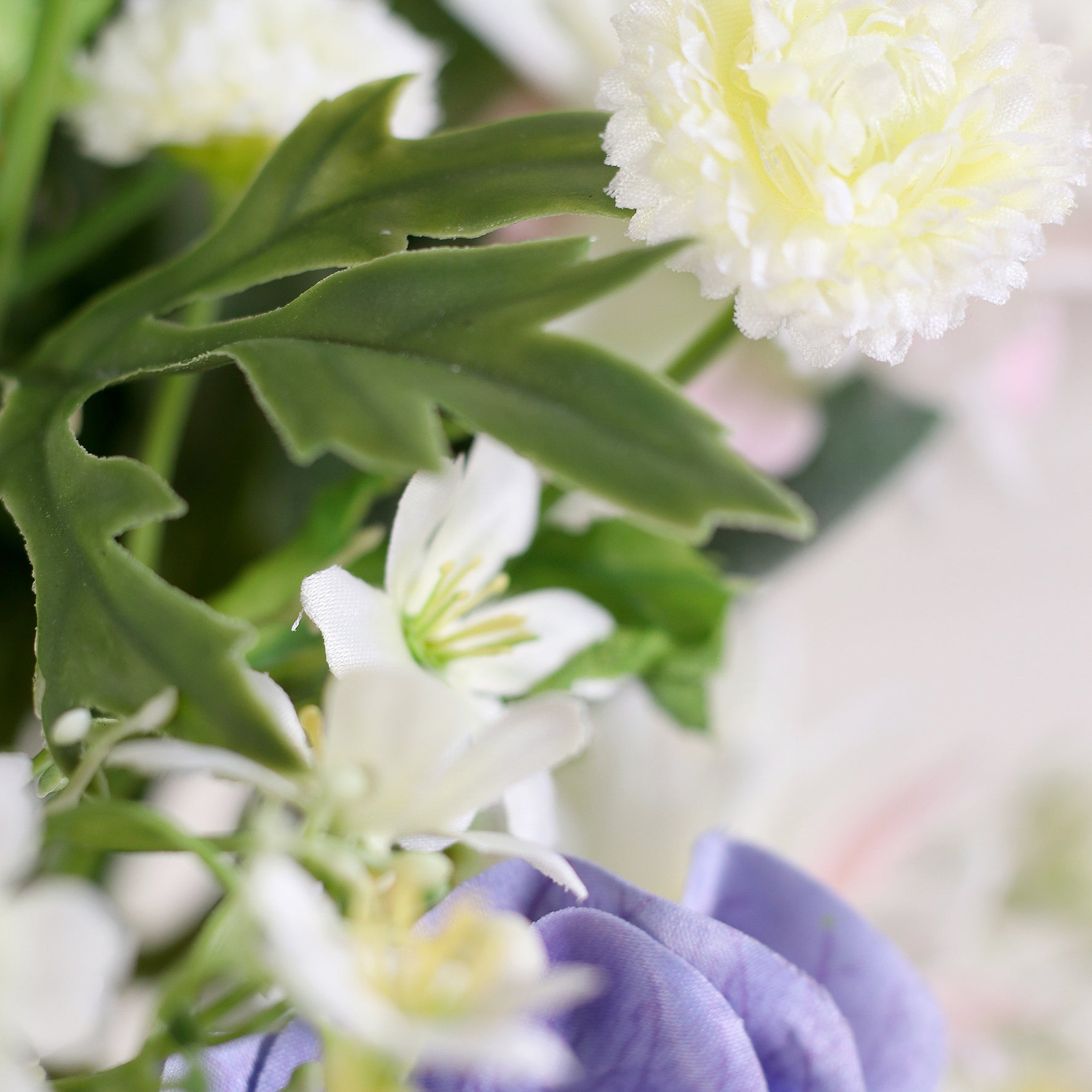 Detailbild von weißen Blüten vom künstlichen Blumenstrauß Purple Sky von Lumisa’s Choice in Violett- und Weißtönen als elegante Dekoration.