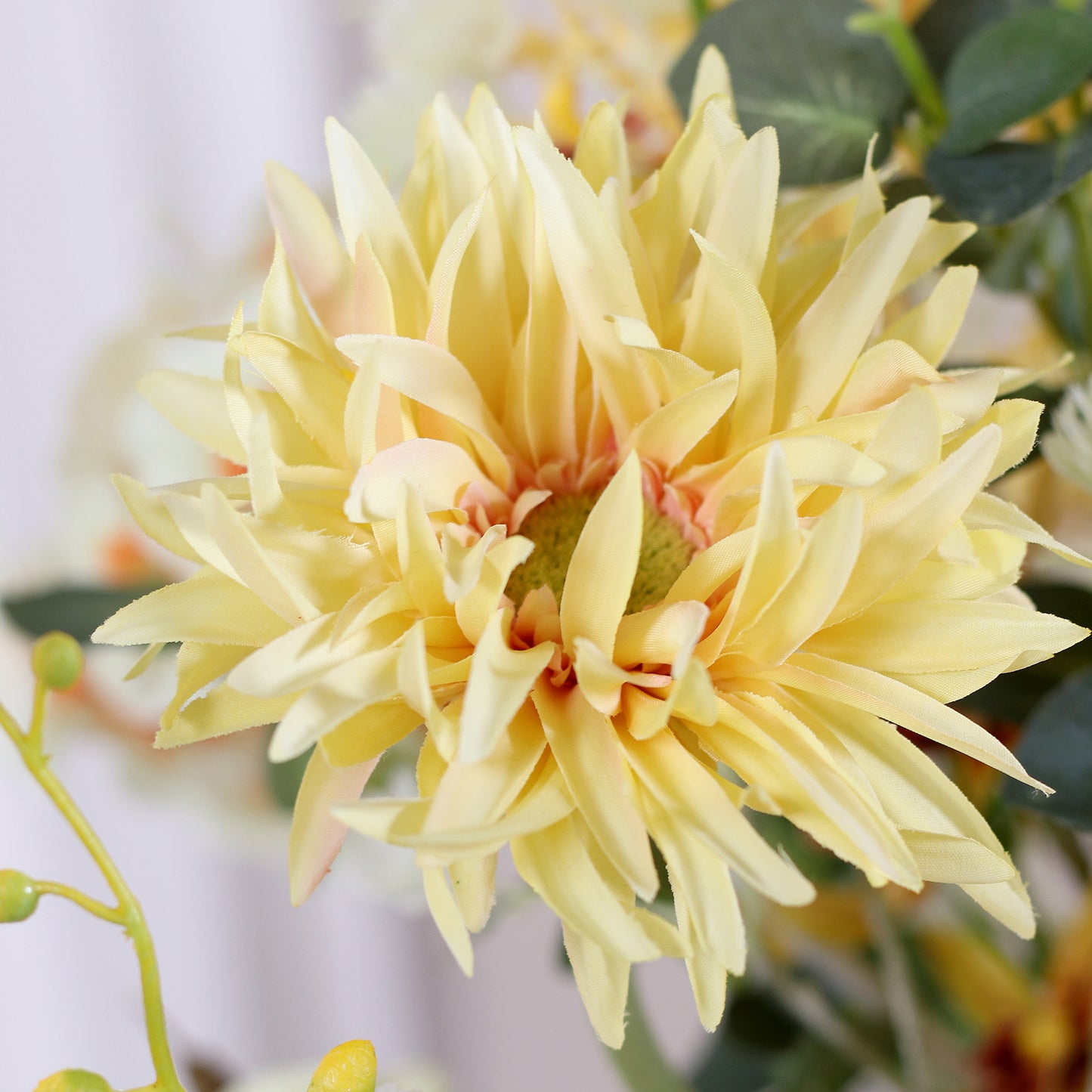 Detailbild einer gelben Blüte vom künstlichen Blumenstrauß Ray of Sunshine von Lumisa’s Choice in Gelbtönen.