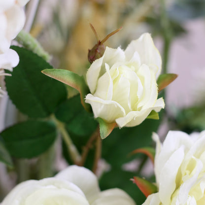 Detailbild einer weißen Blüte vom künstlichen Blumenstrauß Ray of Sunshine von Lumisa’s Choice in Gelbtönen.