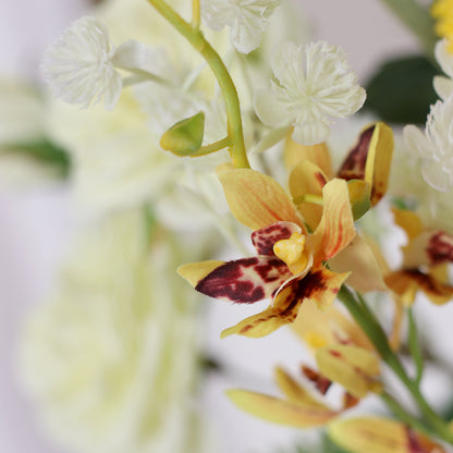 Detailbild einer gelben Blüte vom künstlichen Blumenstrauß Ray of Sunshine von Lumisa’s Choice in Gelbtönen.