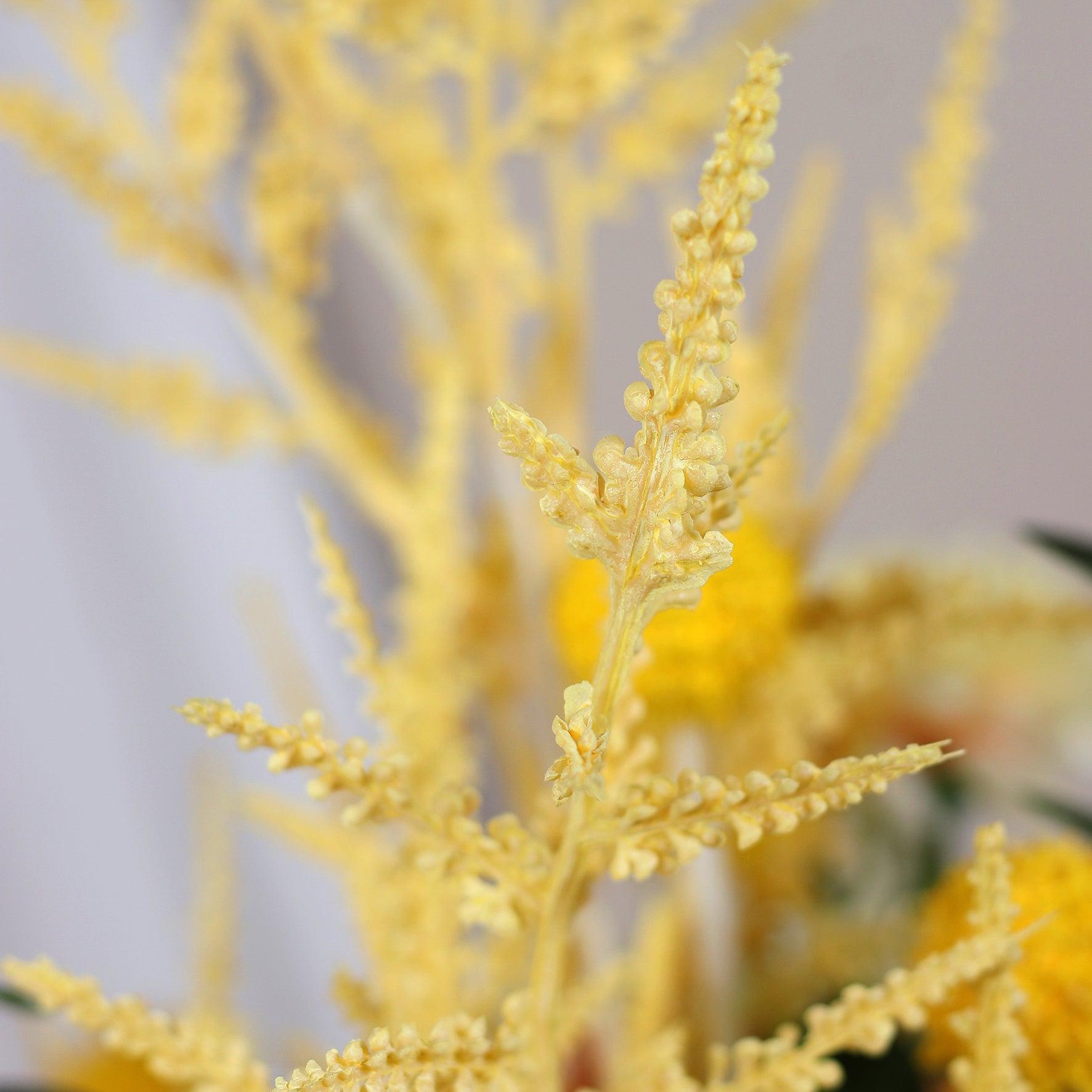 Detailbild einer gelben Blüte vom künstlichen Blumenstrauß Ray of Sunshine von Lumisa’s Choice in Gelbtönen.