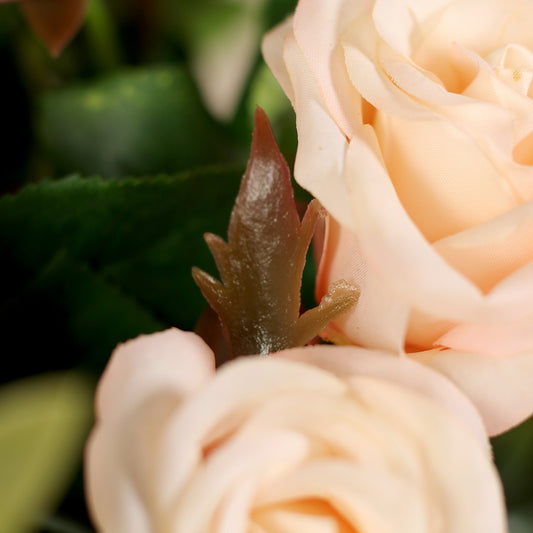 Detailbild einer Blüte vom künstlichen Blumenstrauß Rose Mono Bouquet Apricot von Lumisa’s Choice mit apricotfarbenen Blüten und Olivenzweigen als stilvolle Dekoration.