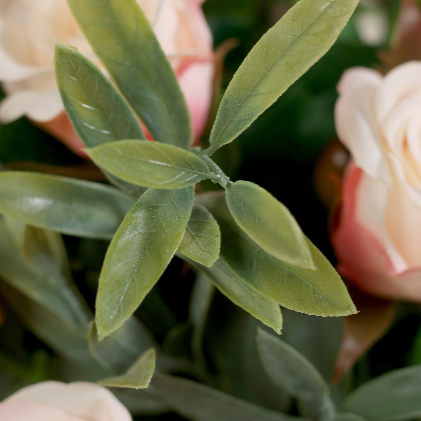 Detailbild grüne Blätter vom künstlichen Blumenstrauß Rose Mono Bouquet Apricot von Lumisa’s Choice mit apricotfarbenen Blüten und Olivenzweigen als stilvolle Dekoration.