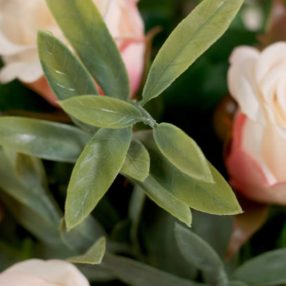 Detailbild grüne Blätter vom künstlichen Blumenstrauß Rose Mono Bouquet Apricot von Lumisa’s Choice mit apricotfarbenen Blüten und Olivenzweigen als stilvolle Dekoration.