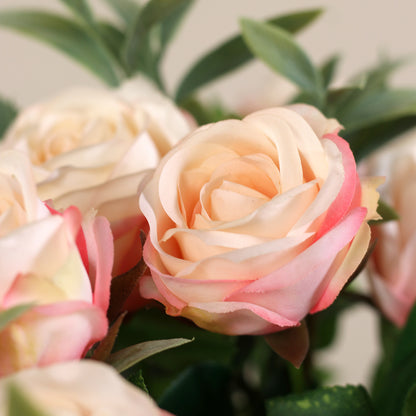 Detailbild von Rosen vom künstlichen Blumenstrauß Rose Mono Bouquet Apricot von Lumisa’s Choice mit apricotfarbenen Blüten und Olivenzweigen als stilvolle Dekoration.