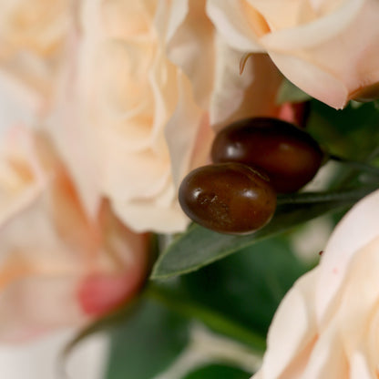 Detailbild von Oliven vom künstlichen Blumenstrauß Rose Mono Bouquet Apricot von Lumisa’s Choice mit apricotfarbenen Blüten und Olivenzweigen als stilvolle Dekoration.
