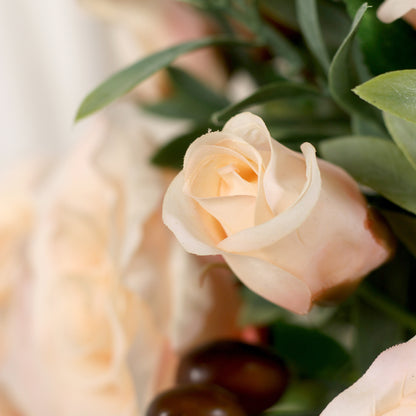 Detailbild einer Rose vom künstlichen Blumenstrauß Rose Mono Bouquet Apricot von Lumisa’s Choice mit apricotfarbenen Blüten und Olivenzweigen als stilvolle Dekoration.