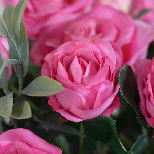 Detailbild einer pinken Rose vom künstlichen Blumenstrauß Rose Mono Bouquet Pink von Lumisa’s Choice mit pinkfarbenen Blüten und Olivenzweigen.