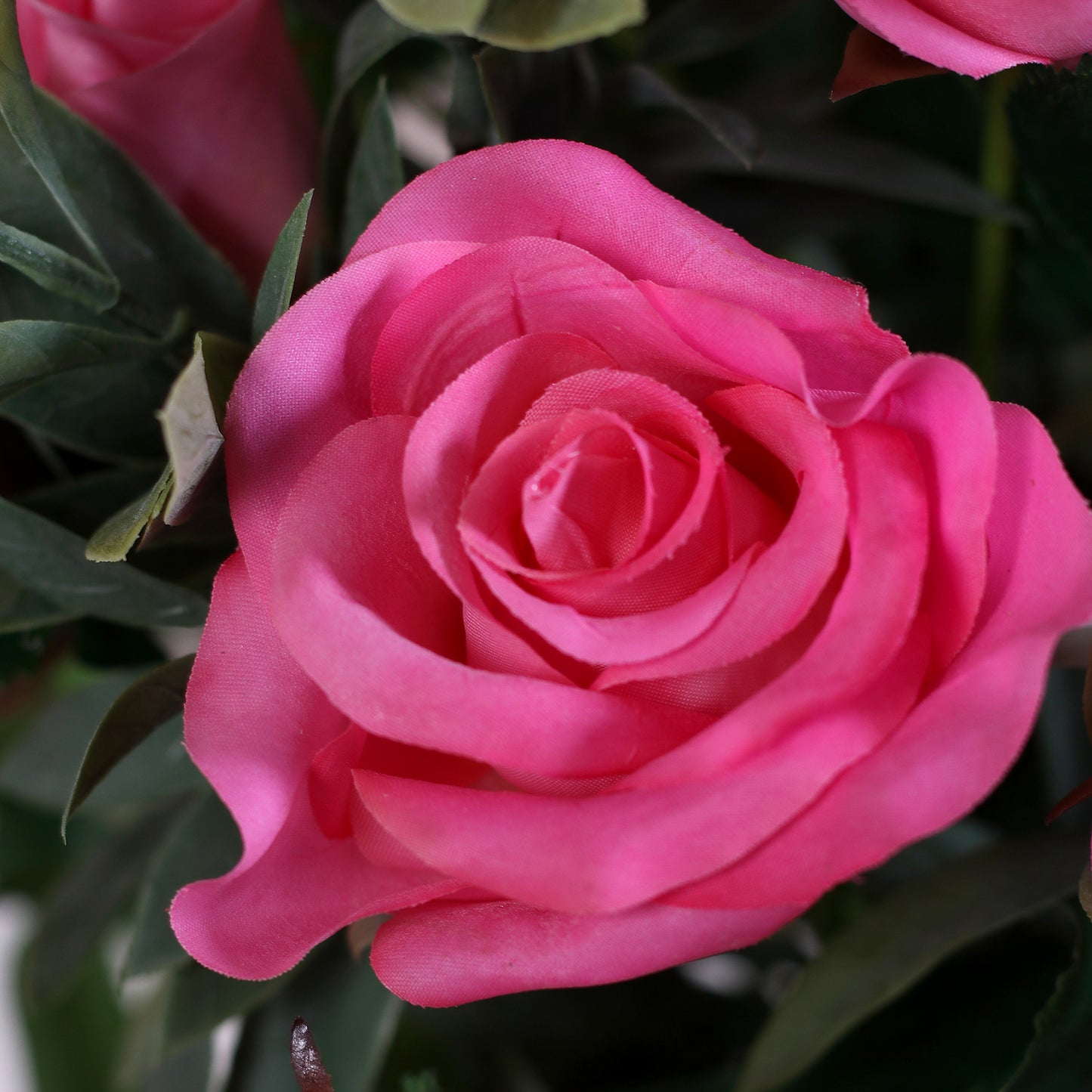 Detailbild einer pinken Rose vom künstlichen Blumenstrauß Rose Mono Bouquet Pink von Lumisa’s Choice mit pinkfarbenen Blüten und Olivenzweigen.