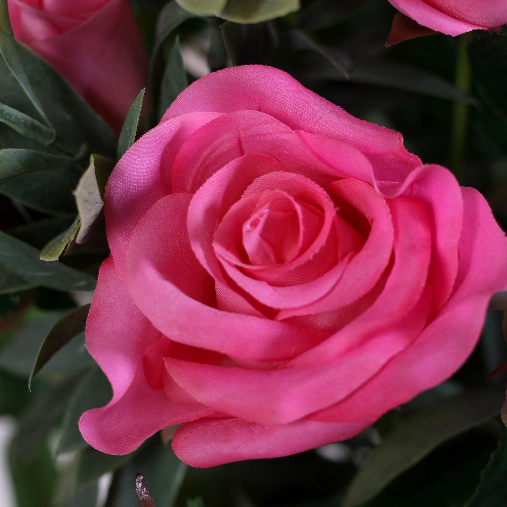 Detailbild einer pinken Rose vom künstlichen Blumenstrauß Rose Mono Bouquet Pink von Lumisa’s Choice mit pinkfarbenen Blüten und Olivenzweigen.