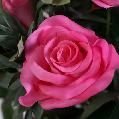 Detailbild einer pinken Rose vom künstlichen Blumenstrauß Rose Mono Bouquet Pink von Lumisa’s Choice mit pinkfarbenen Blüten und Olivenzweigen.