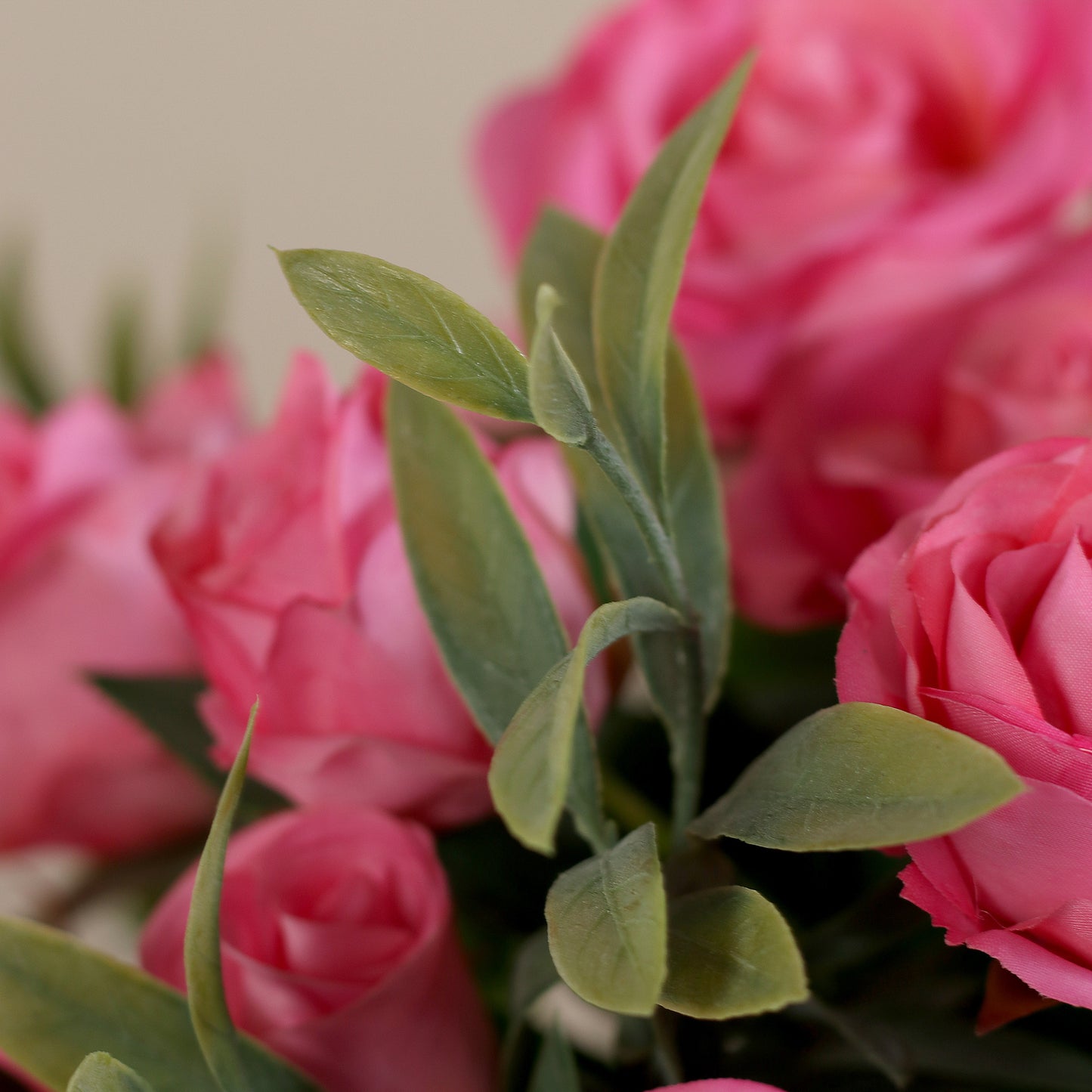 Detailbild eines grünen Blatts vom künstlichen Blumenstrauß Rose Mono Bouquet Pink von Lumisa’s Choice mit pinkfarbenen Blüten und Olivenzweigen.