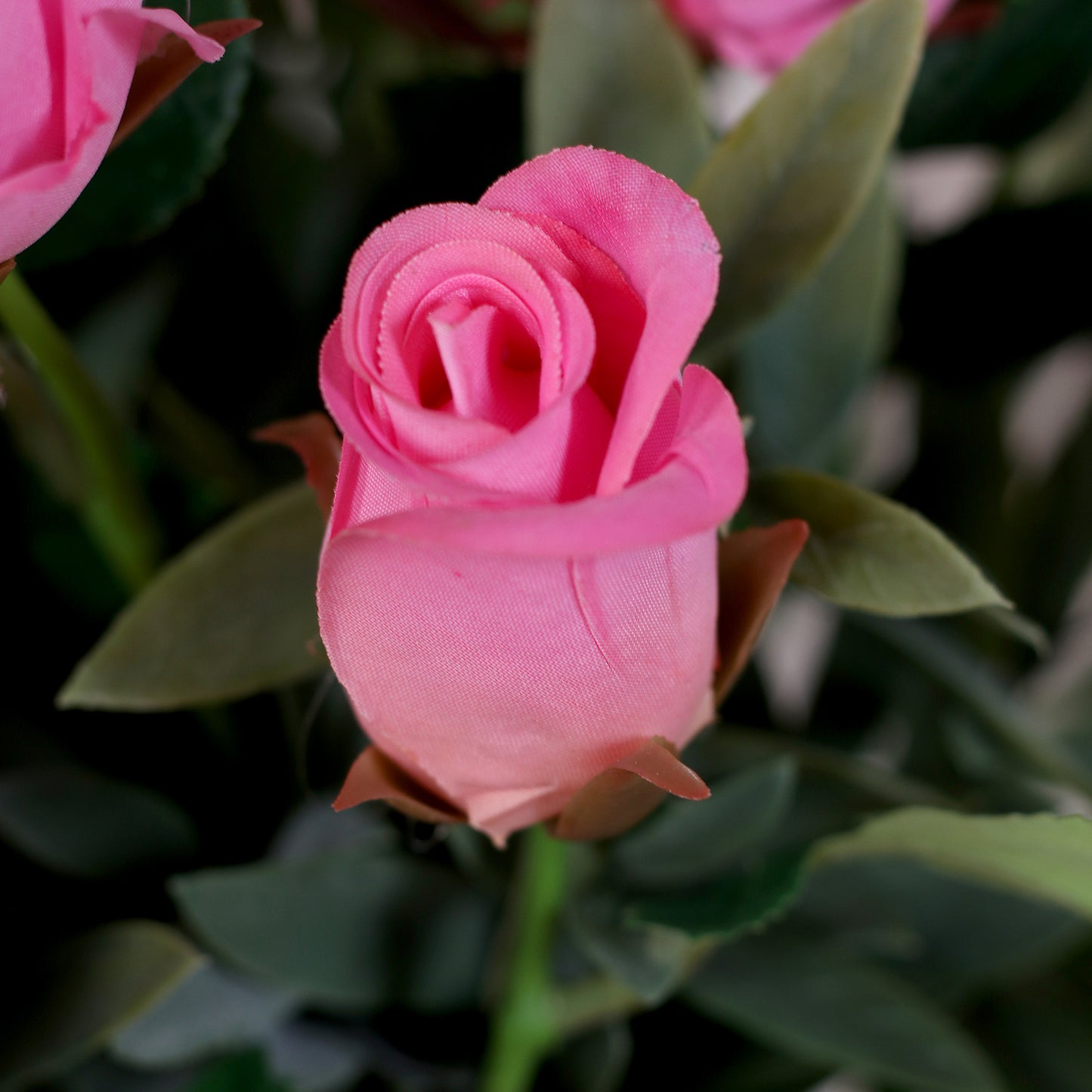 Detailbild einer pinken Rose vom künstlichen Blumenstrauß Rose Mono Bouquet Pink von Lumisa’s Choice mit pinkfarbenen Blüten und Olivenzweigen.