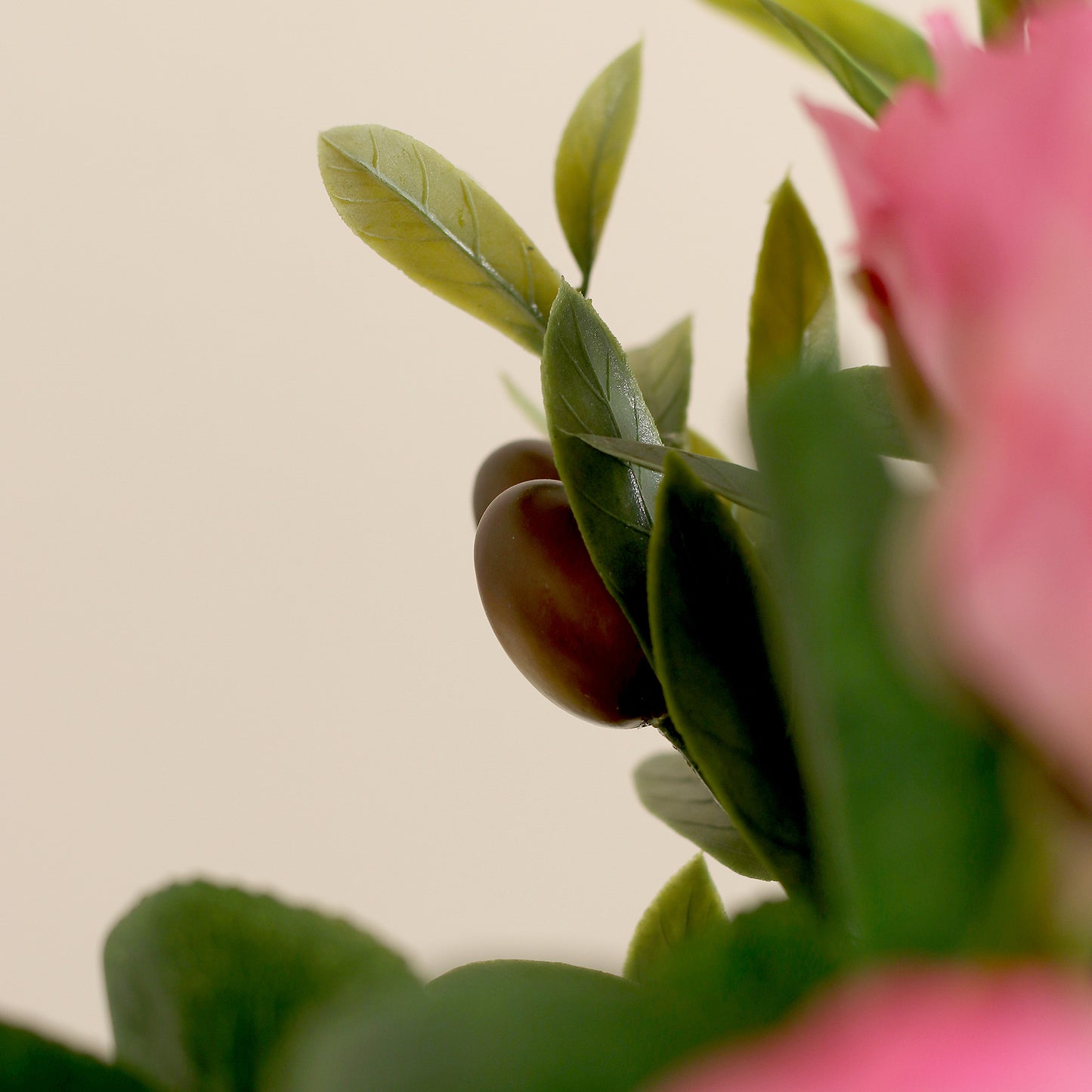 Detailbild einer Olive vom künstlichen Blumenstrauß Rose Mono Bouquet Pink von Lumisa’s Choice mit pinkfarbenen Blüten und Olivenzweigen.