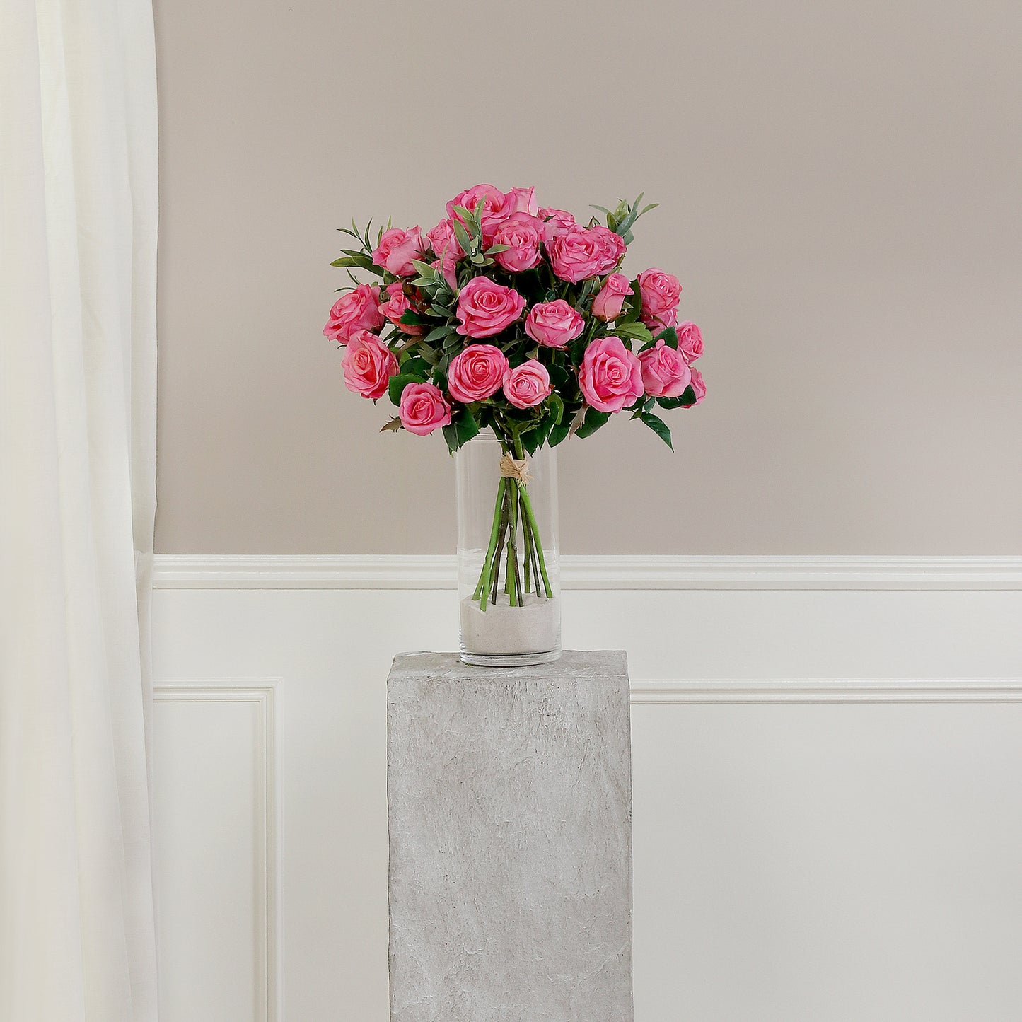 Künstlicher Blumenstrauß Rose Mono Bouquet Pink von Lumisa’s Choice mit pinkfarbenen Blüten und Olivenzweigen als elegante Dekoration vor heller Wand.