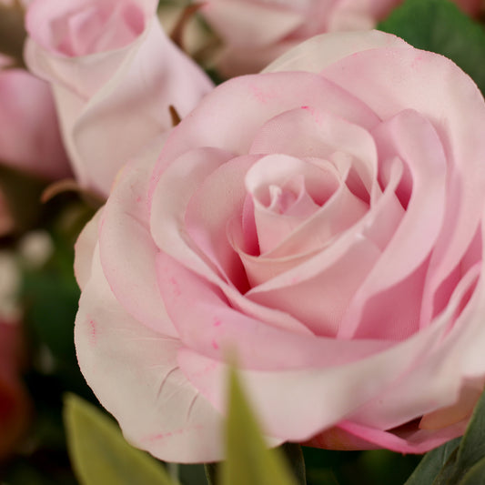 Detailbild einer rosa Rose vom künstlichen Blumenstrauß Rose Mono Bouquet Rosée von Lumisa’s Choice in zarten Rosétönen als elegante Dekoration.