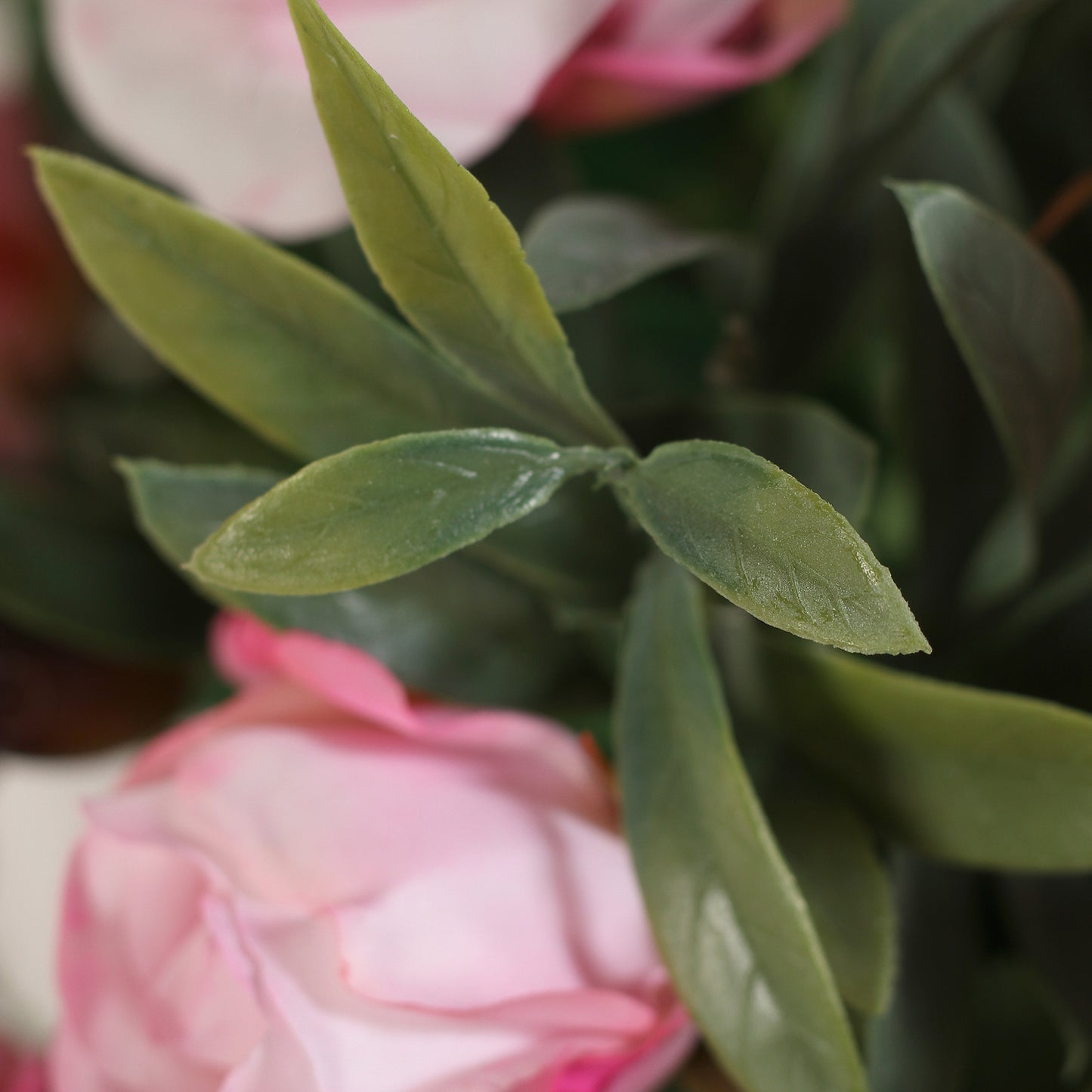 Detailbild eines grünen Blatts vom künstlichen Blumenstrauß Rose Mono Bouquet Rosée von Lumisa’s Choice in zarten Rosétönen als elegante Dekoration.