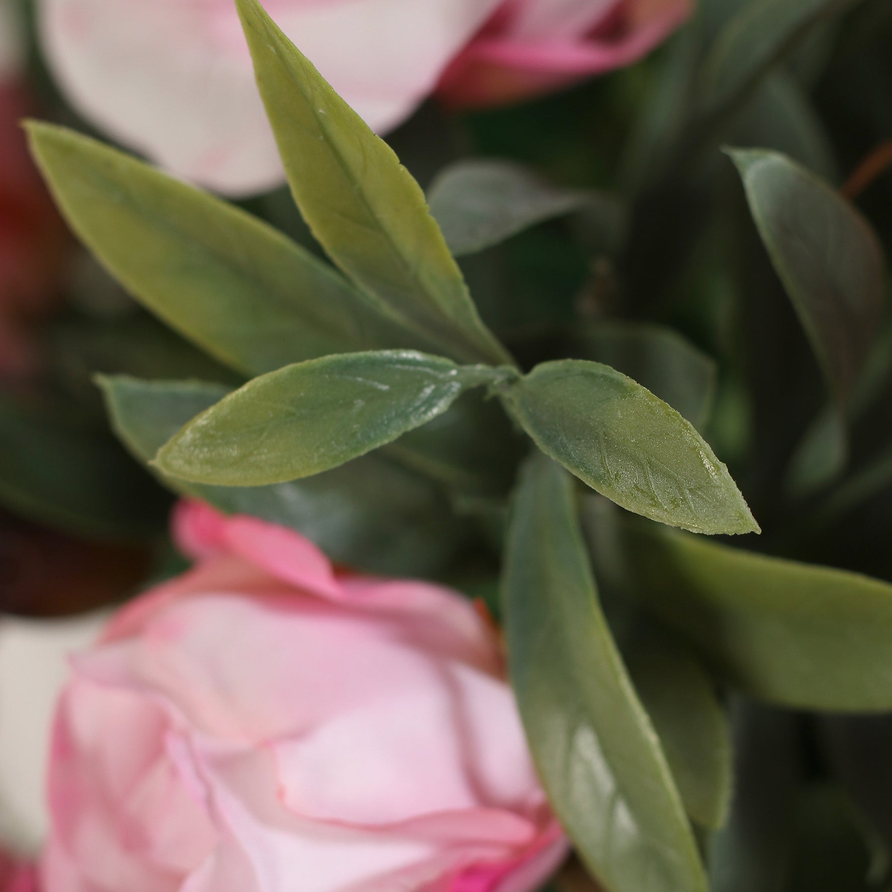 Detailbild eines grünen Blatts vom künstlichen Blumenstrauß Rose Mono Bouquet Rosée von Lumisa’s Choice in zarten Rosétönen als elegante Dekoration.