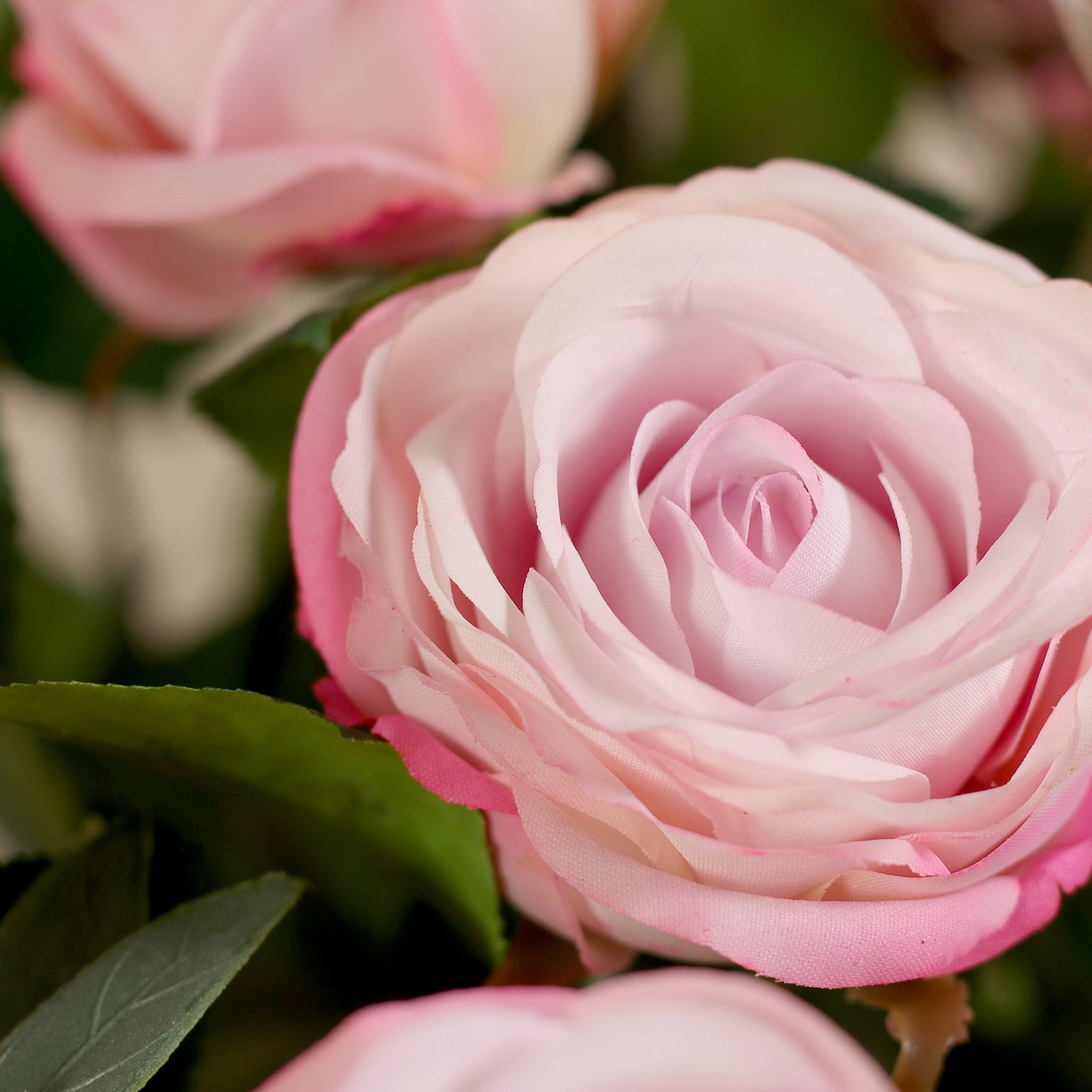 Detailbild einer rosa Rose vom künstlichen Blumenstrauß Rose Mono Bouquet Rosée von Lumisa’s Choice in zarten Rosétönen als elegante Dekoration.