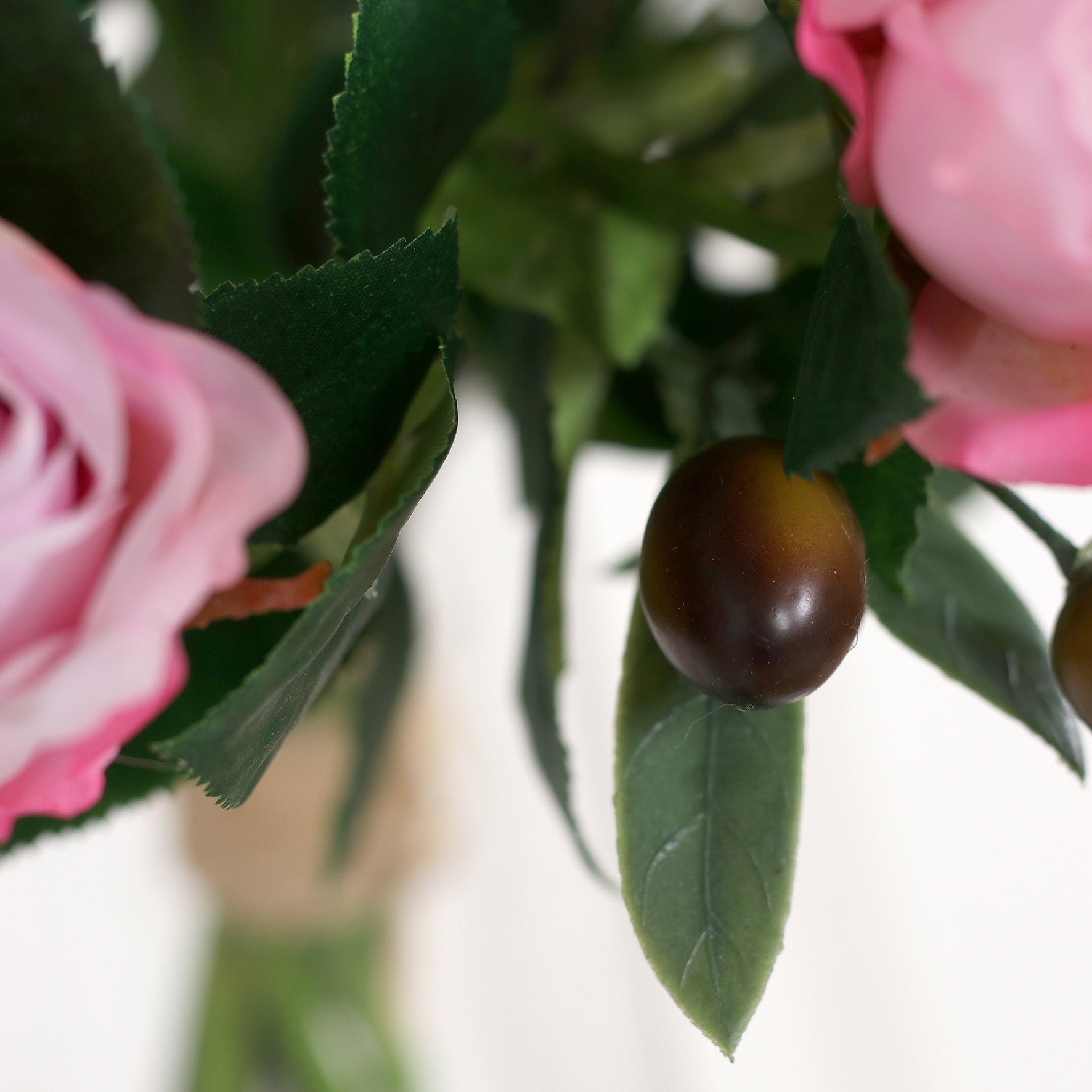 Detailbild einer Olive vom künstlichen Blumenstrauß Rose Mono Bouquet Rosée von Lumisa’s Choice in zarten Rosétönen als elegante Dekoration.