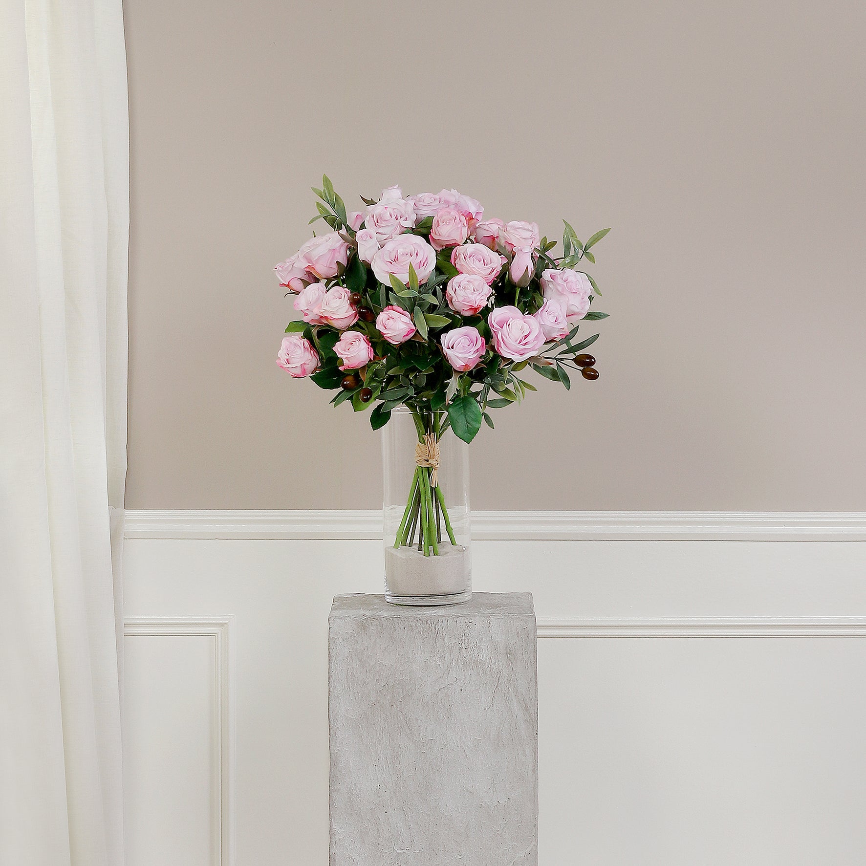 Künstlicher Blumenstrauß Rose Mono Bouquet Rosée von Lumisa’s Choice in zarten Rosétönen als elegante Dekoration vor heller Wand.