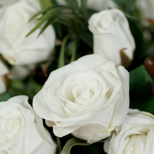 Detailbild einer weißen Rose vom künstlichen Blumenstrauß Rose Mono Bouquet White von Lumisa’s Choice mit weißen Blüten und Olivenzweigen als elegante Dekoration.