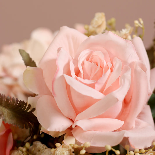 Detailbild einer rosa Blüte vom künstlichen Blumenstrauß Sleeping Beauty von Lumisa’s Choice in Rosétönen als romantische Dekoration.