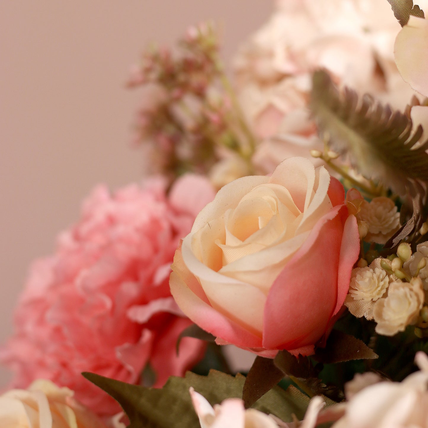 Detailbild einer rosa Blüte vom künstlichen Blumenstrauß Sleeping Beauty von Lumisa’s Choice in Rosétönen als romantische Dekoration.