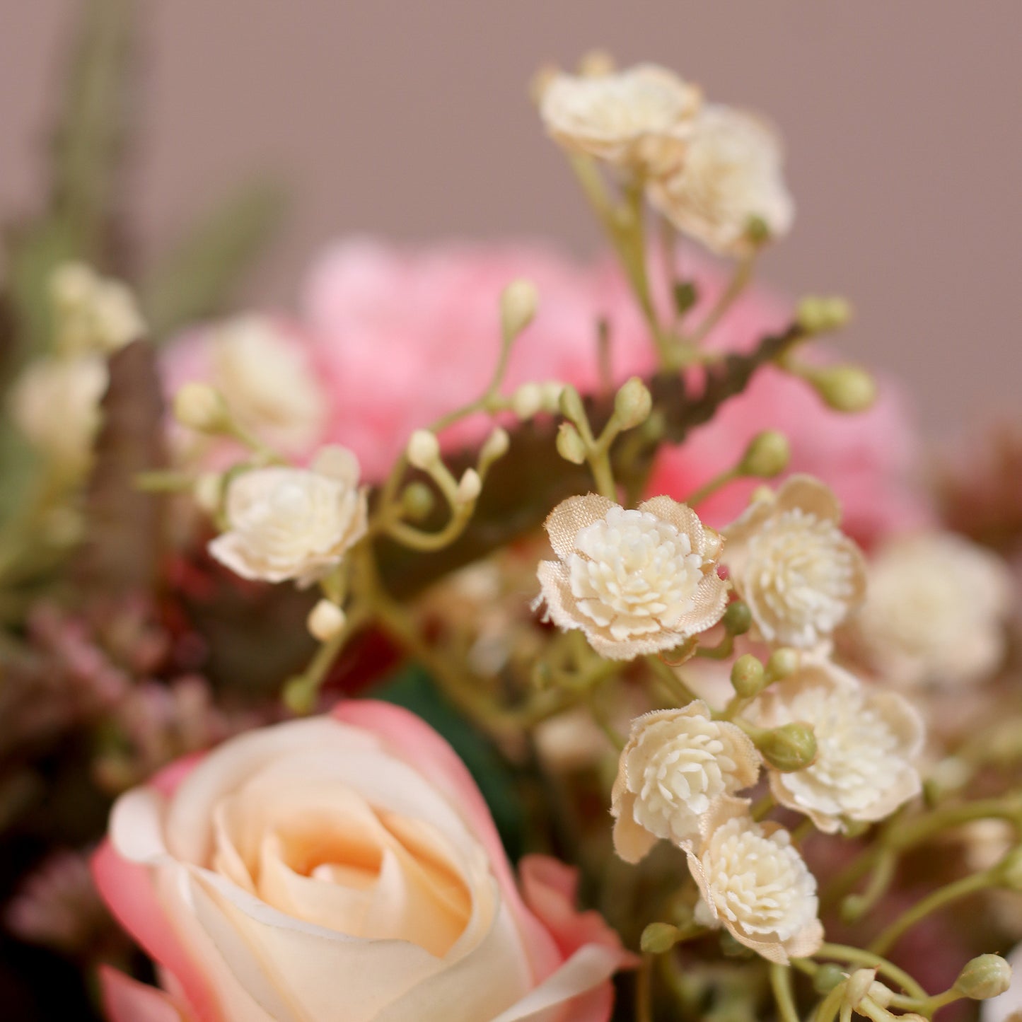 Detailbild einer rosa Blüte vom künstlichen Blumenstrauß Sleeping Beauty von Lumisa’s Choice in Rosétönen als romantische Dekoration.