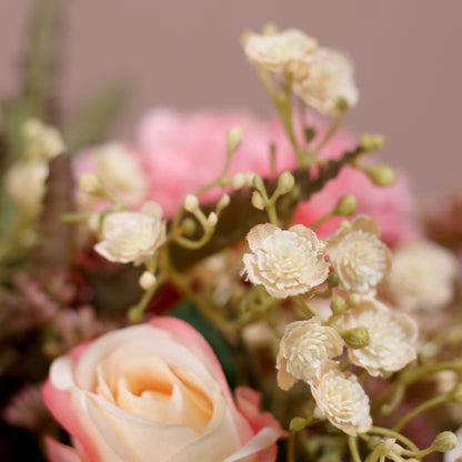Detailbild einer rosa Blüte vom künstlichen Blumenstrauß Sleeping Beauty von Lumisa’s Choice in Rosétönen als romantische Dekoration.