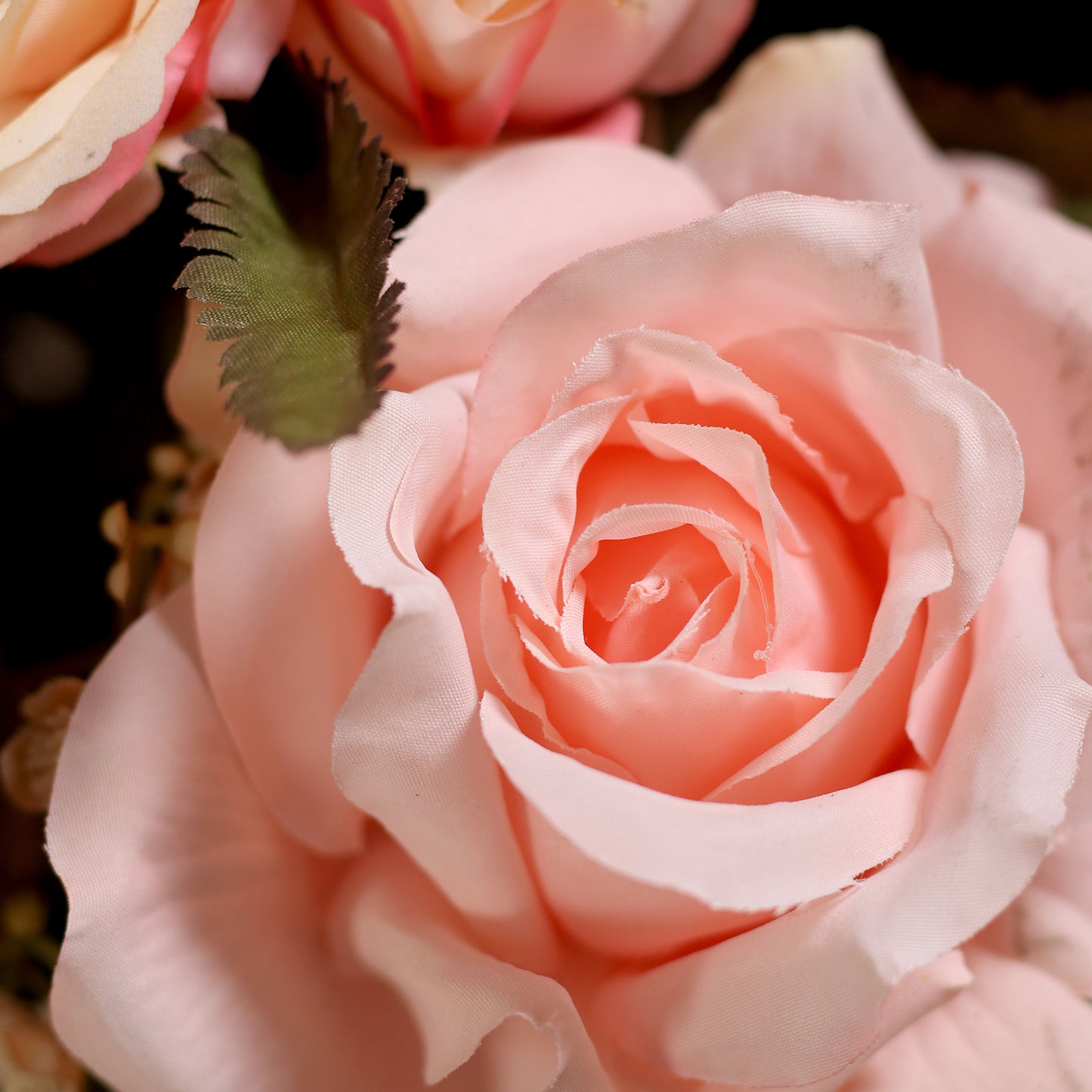 Detailbild einer rosa Blüte vom künstlichen Blumenstrauß Sleeping Beauty von Lumisa’s Choice in Rosétönen als romantische Dekoration.