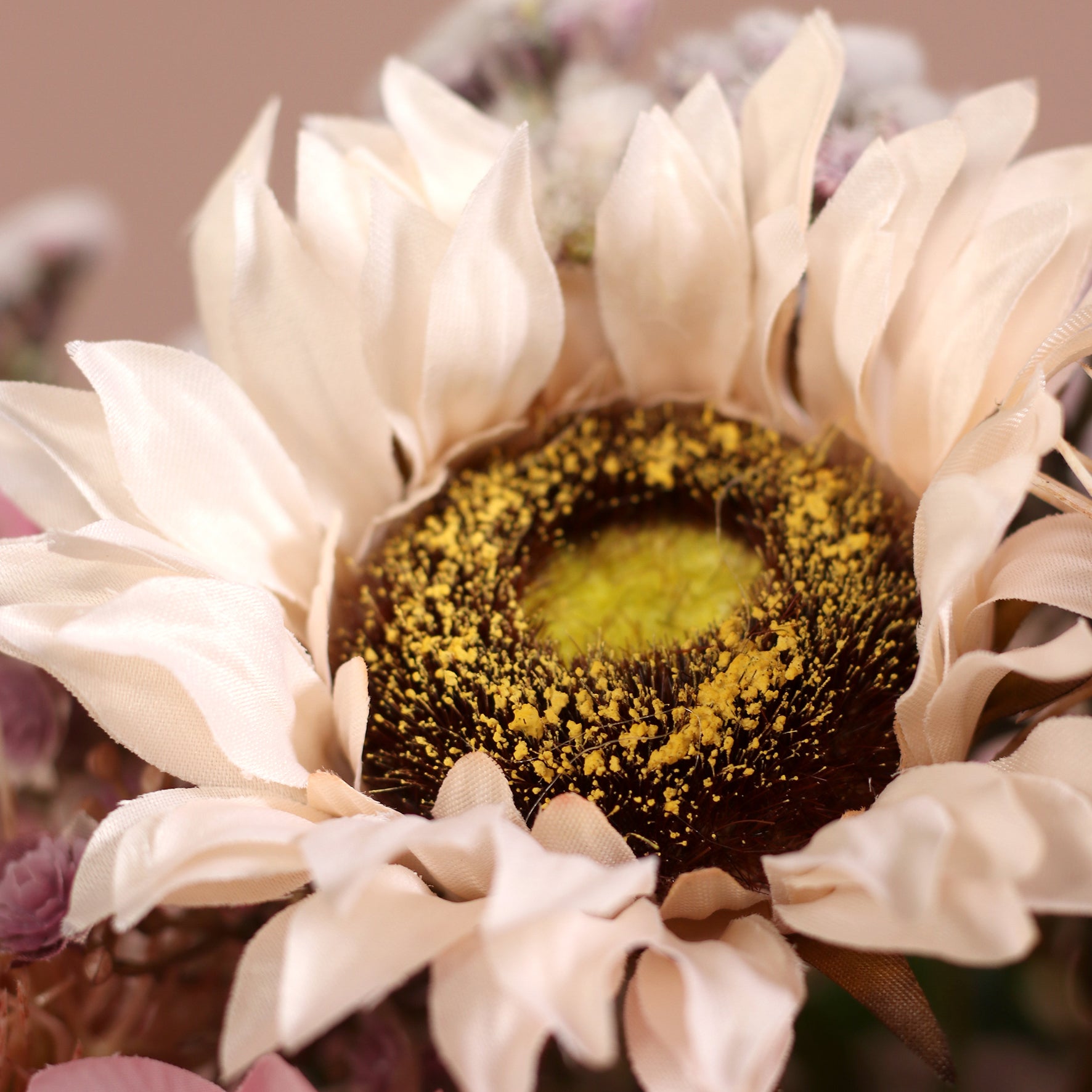 Detailbild einer weißen Blüte vom künstlichen Blumenstrauß Smoky Pink von Lumisa’s Choice in Rosé- und Cremetönen.