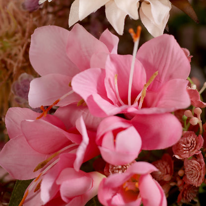 Detailbild einer pinken Blüte vom künstlichen Blumenstrauß Smoky Pink von Lumisa’s Choice in Rosé- und Cremetönen.