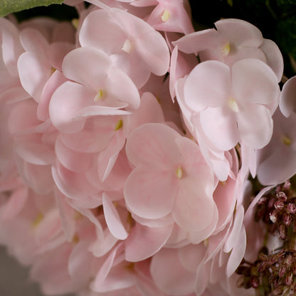 Detailbild einer rosa Blüte vom künstlichen Blumenstrauß Smoky Pink von Lumisa’s Choice in Rosé- und Cremetönen.