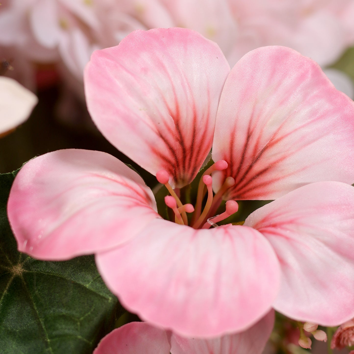 Detailbild einer pinken Blüte vom künstlichen Blumenstrauß Smoky Pink von Lumisa’s Choice in Rosé- und Cremetönen.