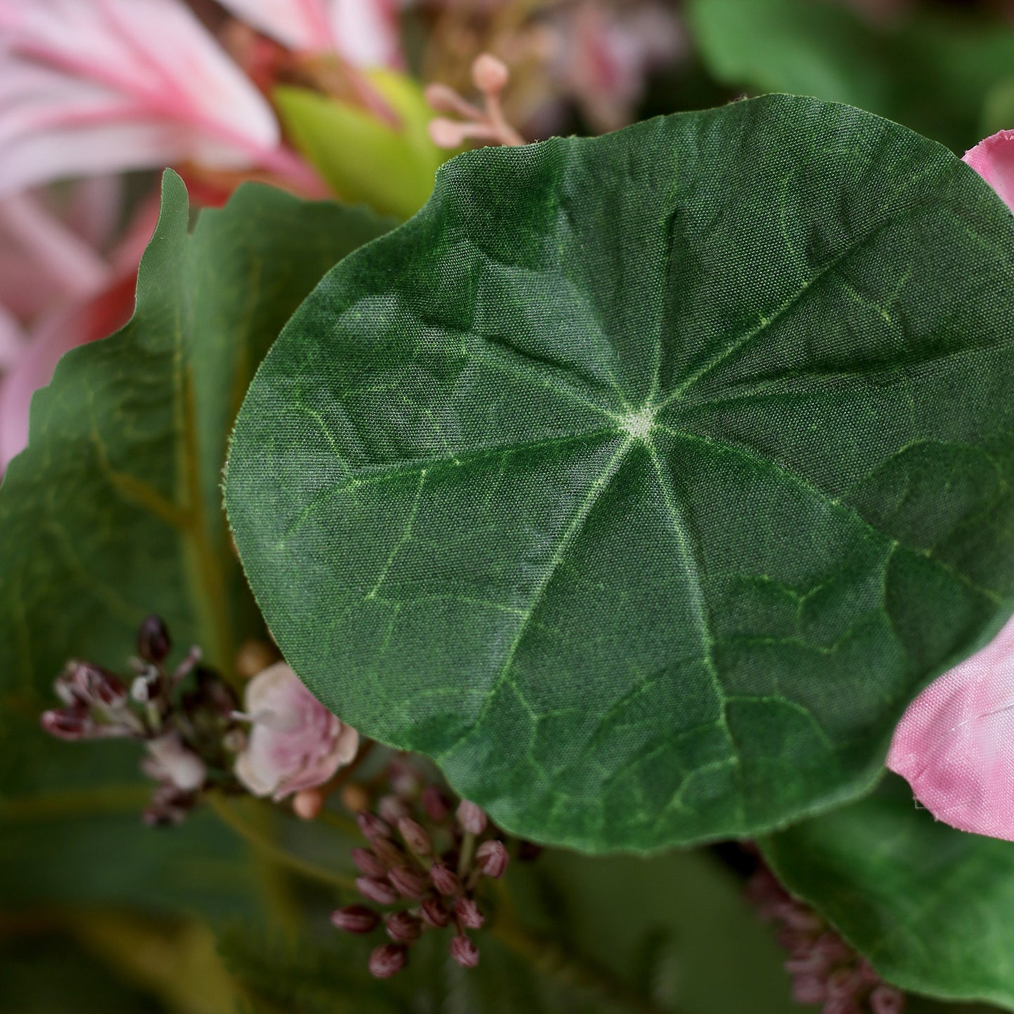 Detailbild eines grünen Blatts vom künstlichen Blumenstrauß Smoky Pink von Lumisa’s Choice in Rosé- und Cremetönen.