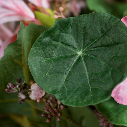 Detailbild eines grünen Blatts vom künstlichen Blumenstrauß Smoky Pink von Lumisa’s Choice in Rosé- und Cremetönen.