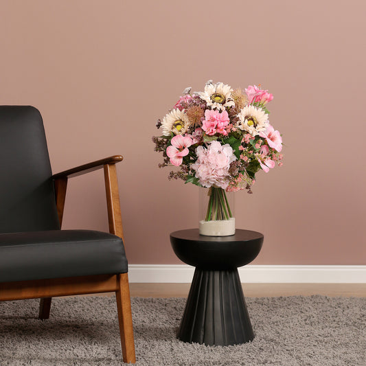 Künstlicher Blumenstrauß Smoky Pink von Lumisa’s Choice in Rosé- und Cremetönen als elegante Dekoration neben modernem Sessel.