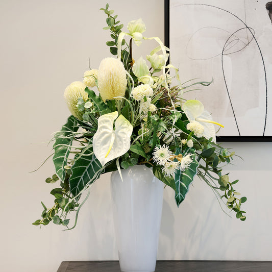 Künstlicher Blumenstrauß Soul of Nature von Lumisa’s Choice in Grün- und Weißtönen in eleganter weißer Vase auf Sideboard 