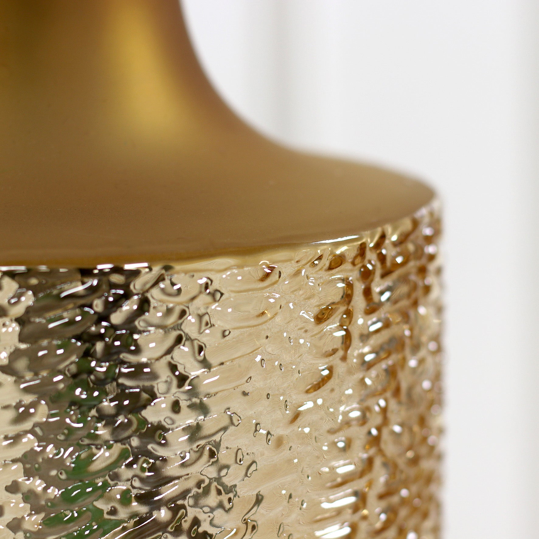 Detailbild der goldenen Vase für den künstlichen Blumenstrauß Spirit of Madagascar von Lumisa’s Choice.