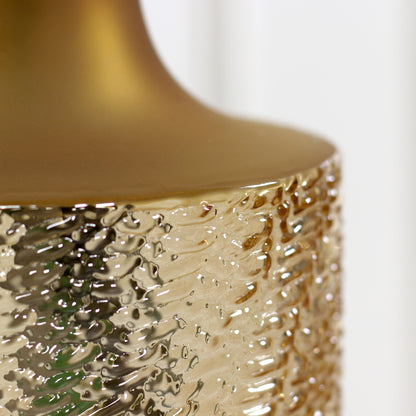 Detailbild der goldenen Vase für den künstlichen Blumenstrauß Spirit of Madagascar von Lumisa’s Choice.